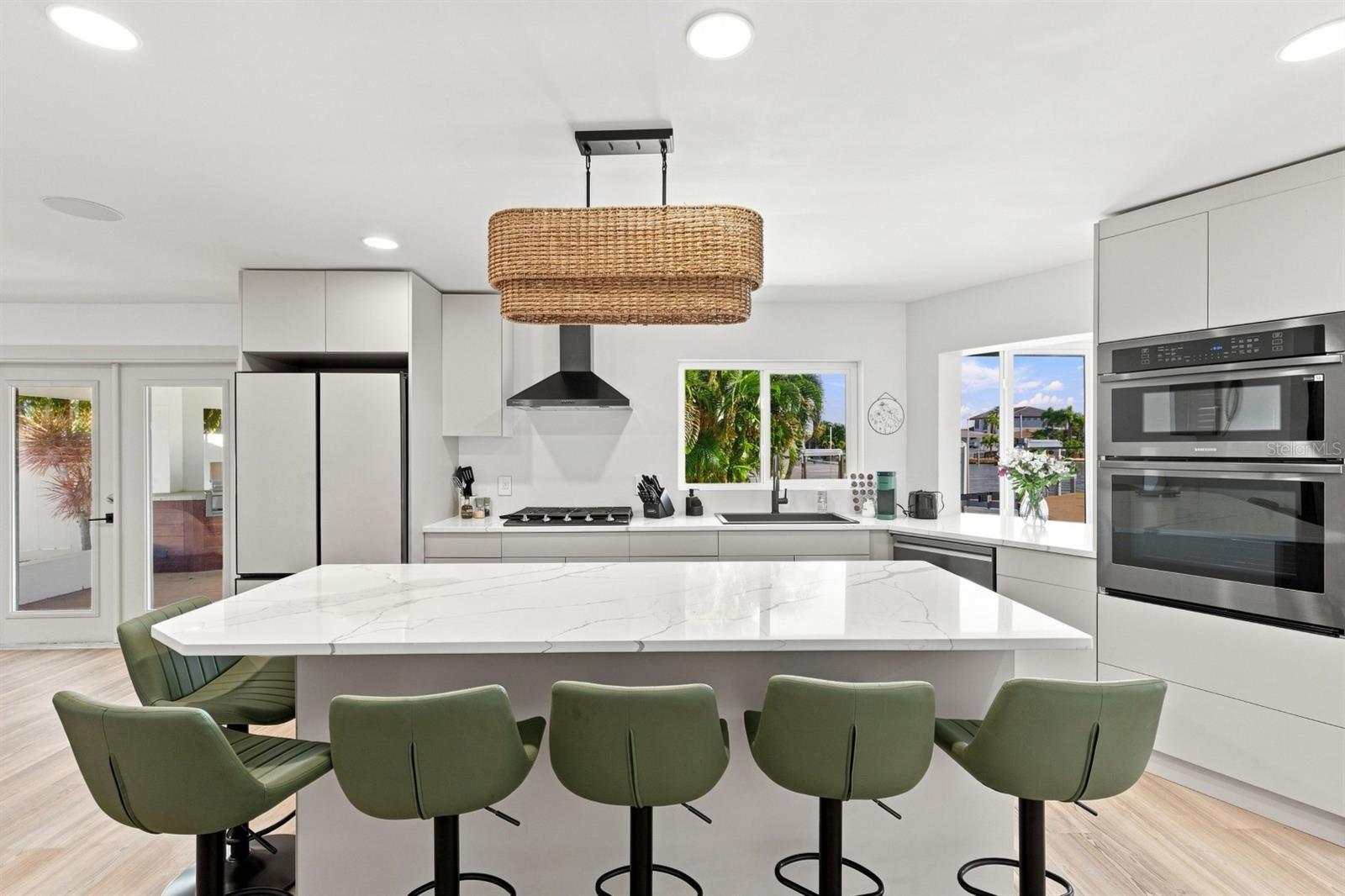 320 PALM IS NE — photo 24