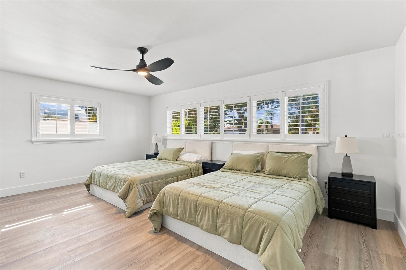 320 PALM IS NE — photo 14