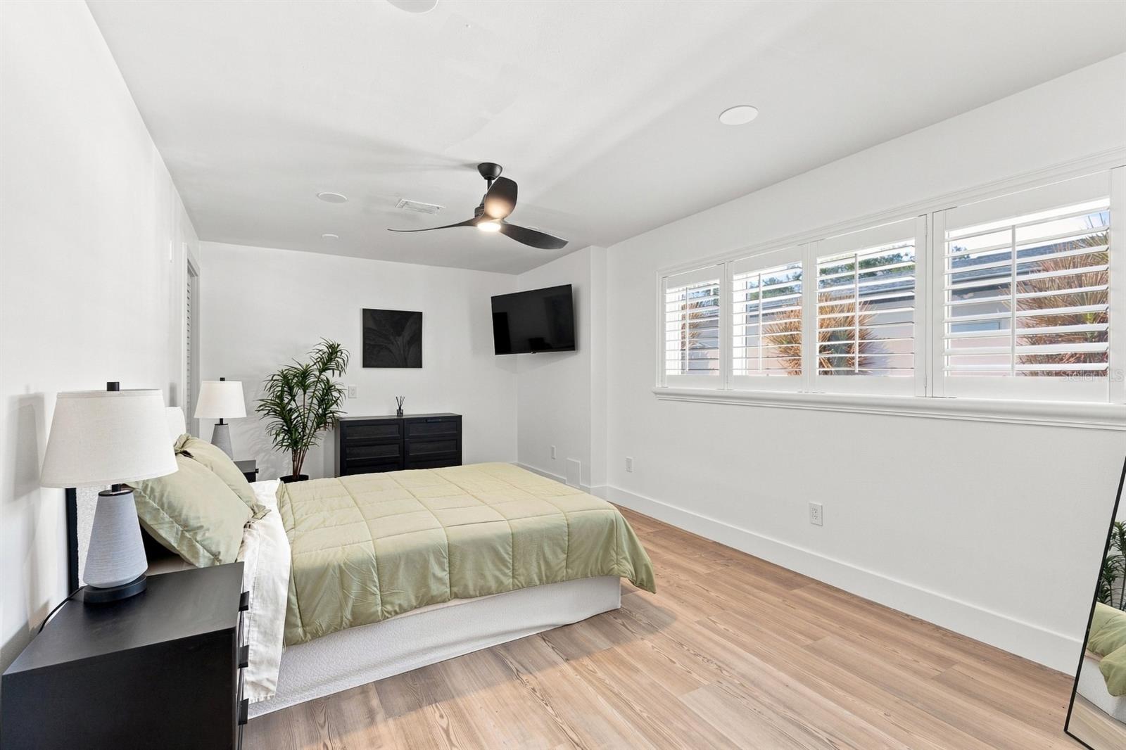 320 PALM IS NE — photo 38