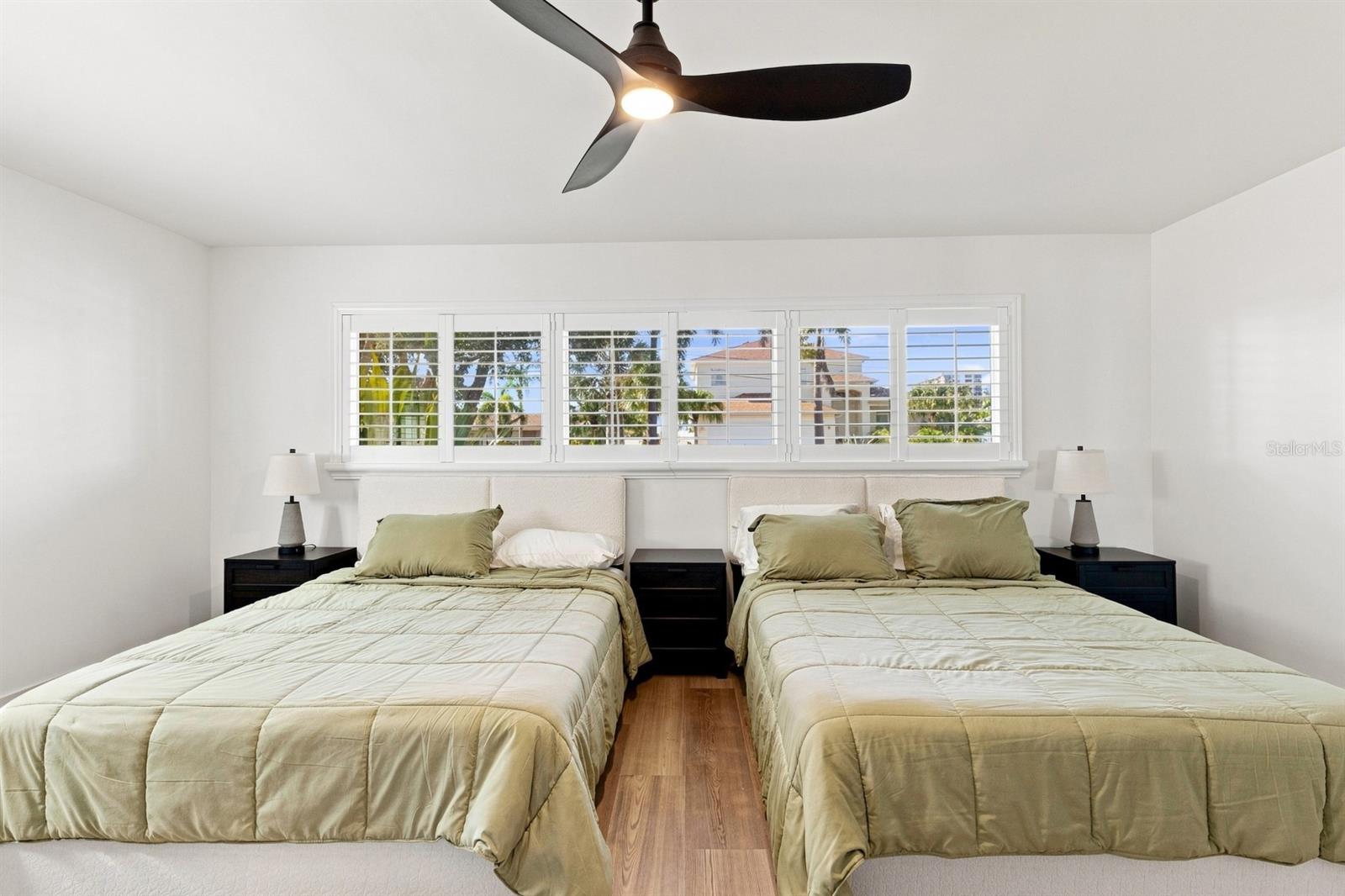 320 PALM IS NE — photo 15