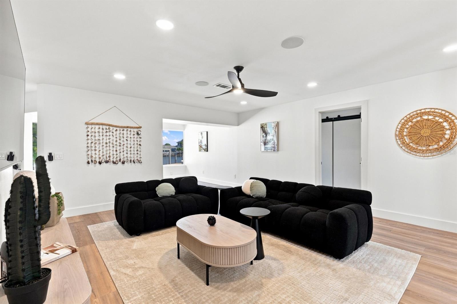 320 PALM IS NE — photo 17