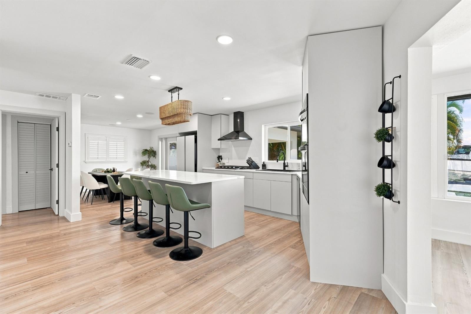320 PALM IS NE — photo 22