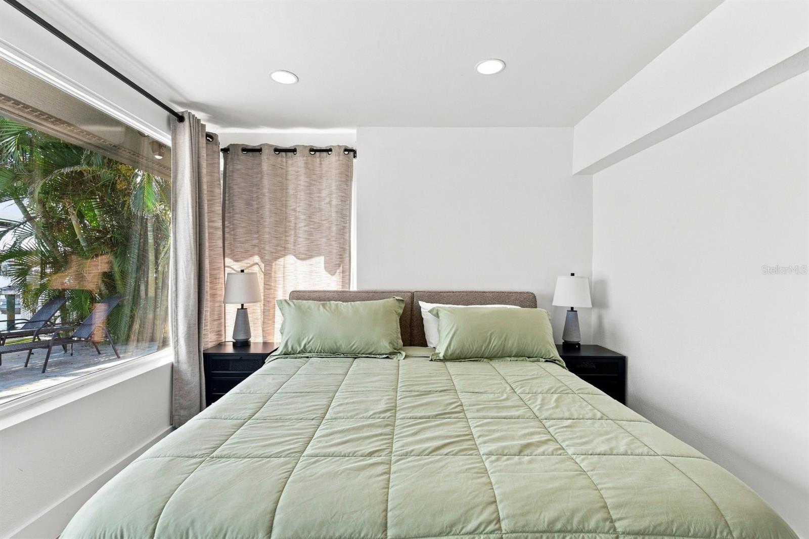 320 PALM IS NE — photo 29