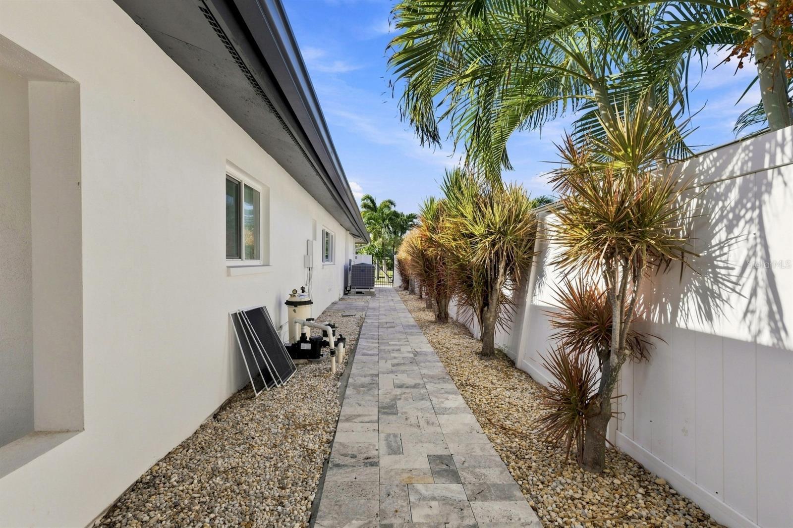 320 PALM IS NE — photo 11