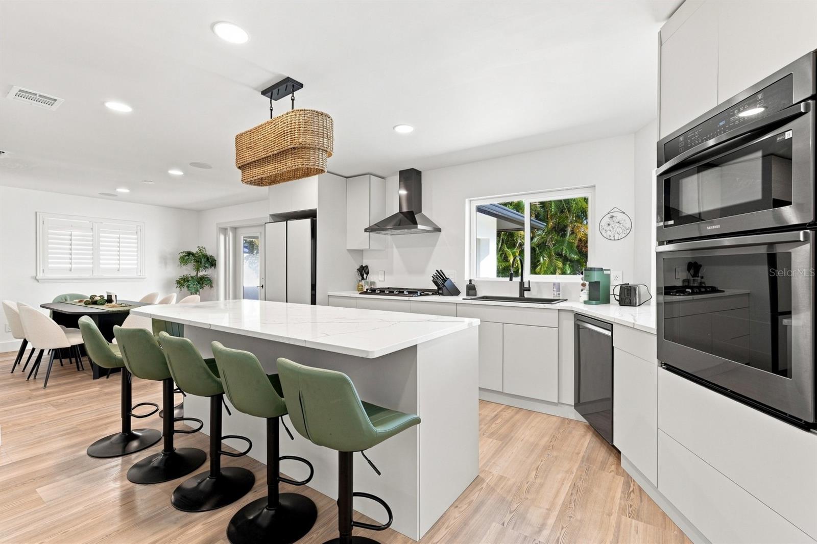 320 PALM IS NE — photo 23