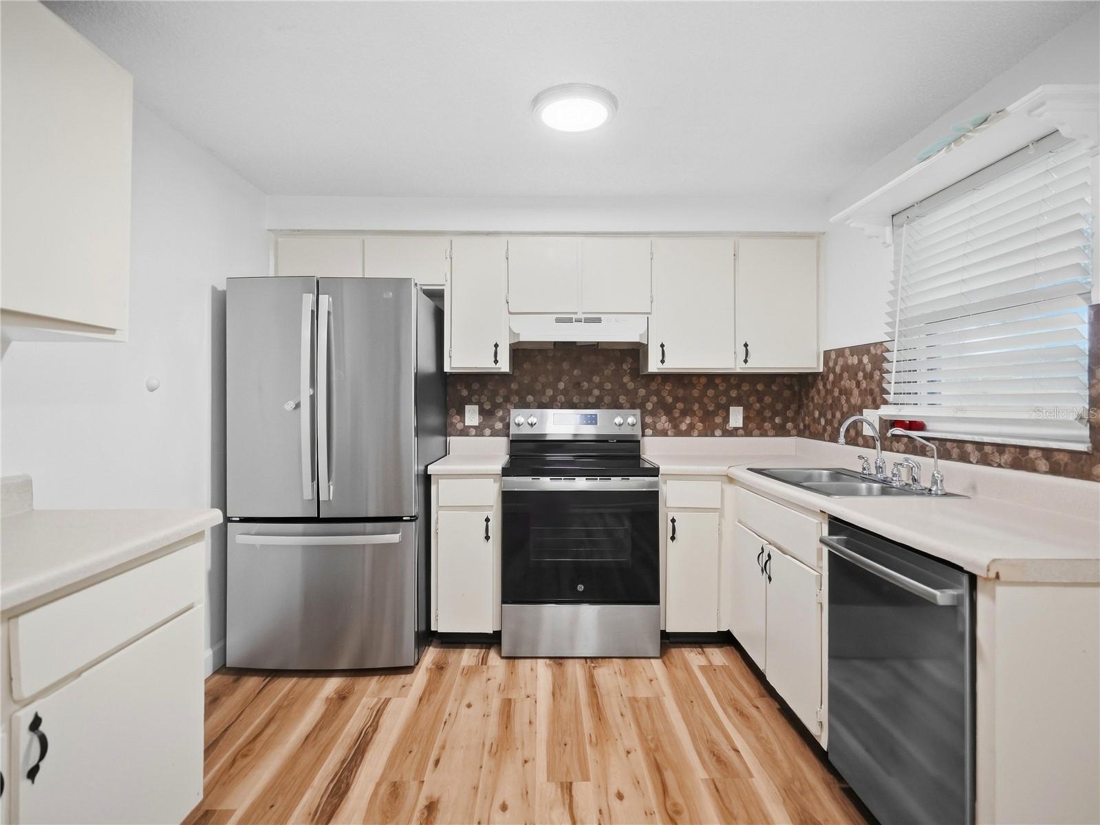 8104 BADGER LN — photo 9