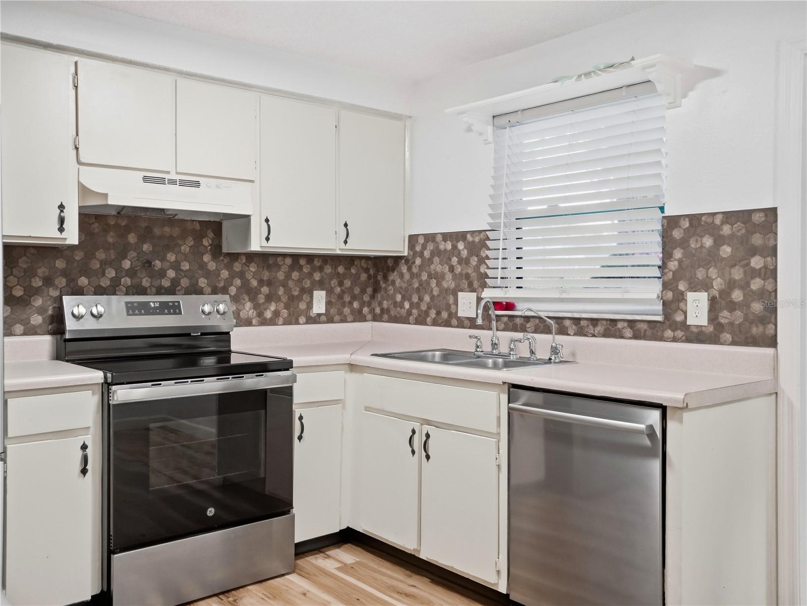 8104 BADGER LN — photo 10