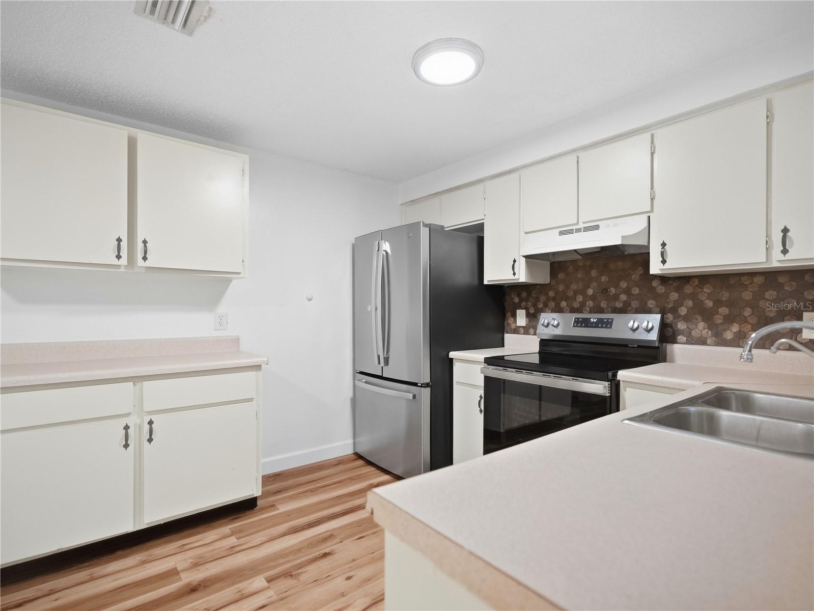 8104 BADGER LN — photo 8