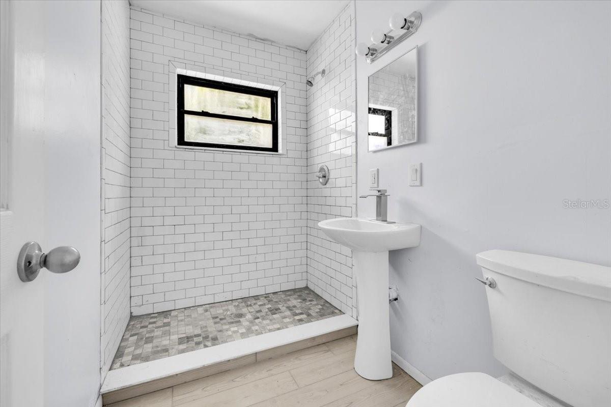 807 LUCILLE AVE — photo 24