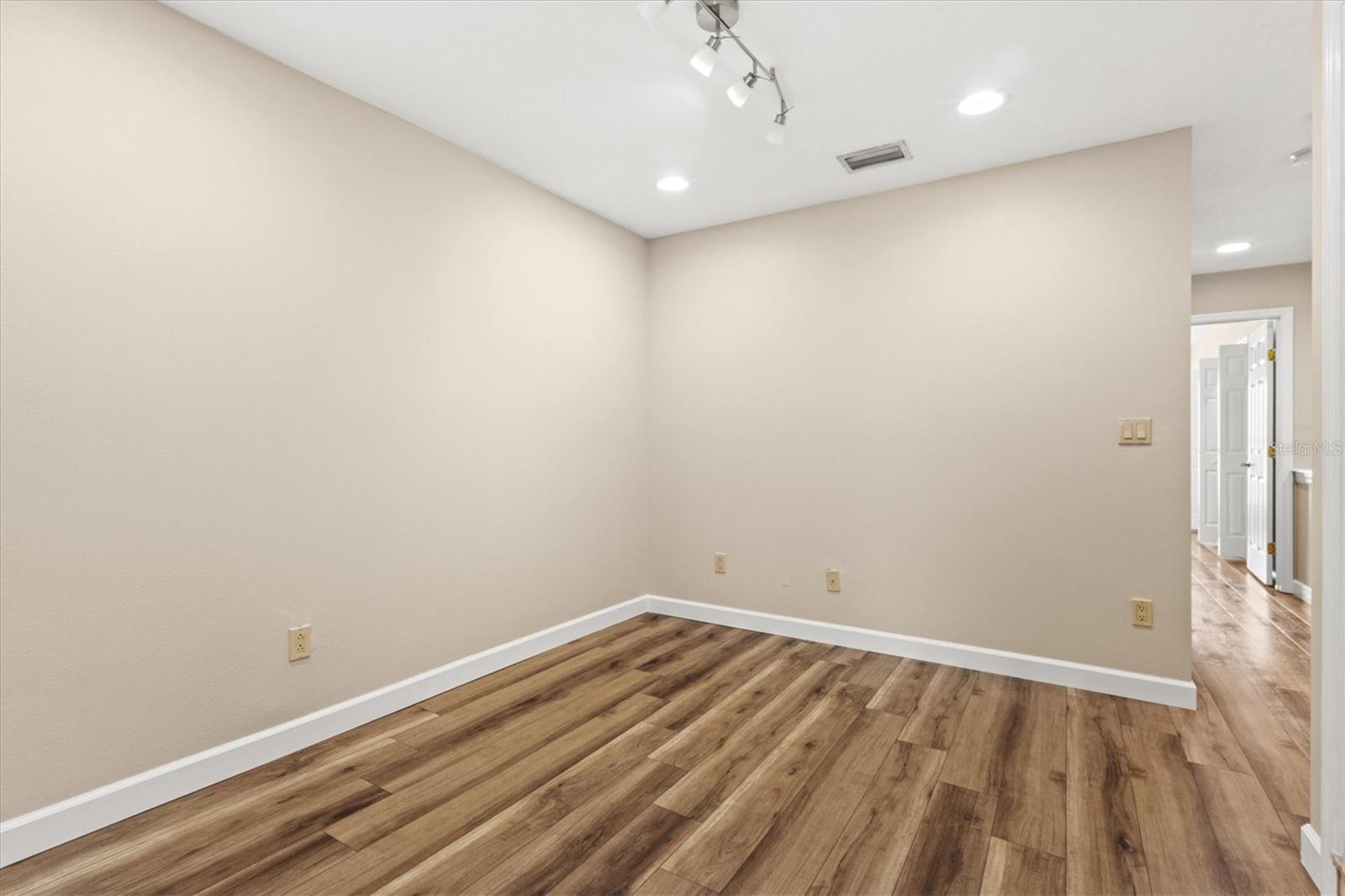 212 S DAKOTA AVE #E — photo 37