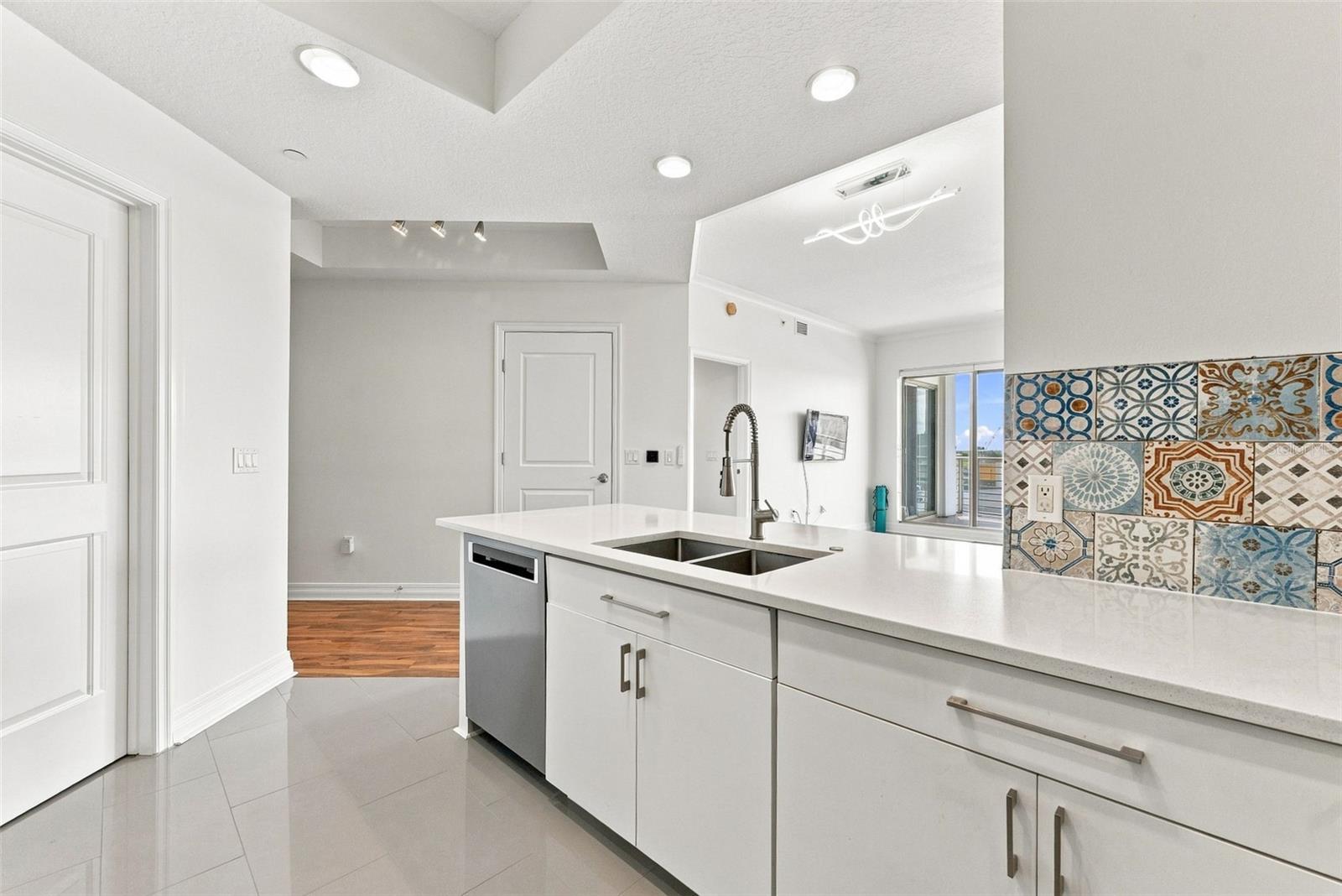 1209 E CUMBERLAND AVE #608 — photo 4
