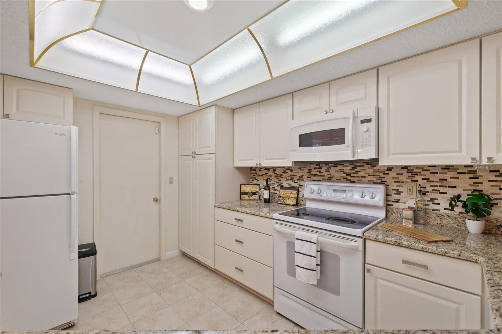 7329 FAIRWOOD AVE — photo 31