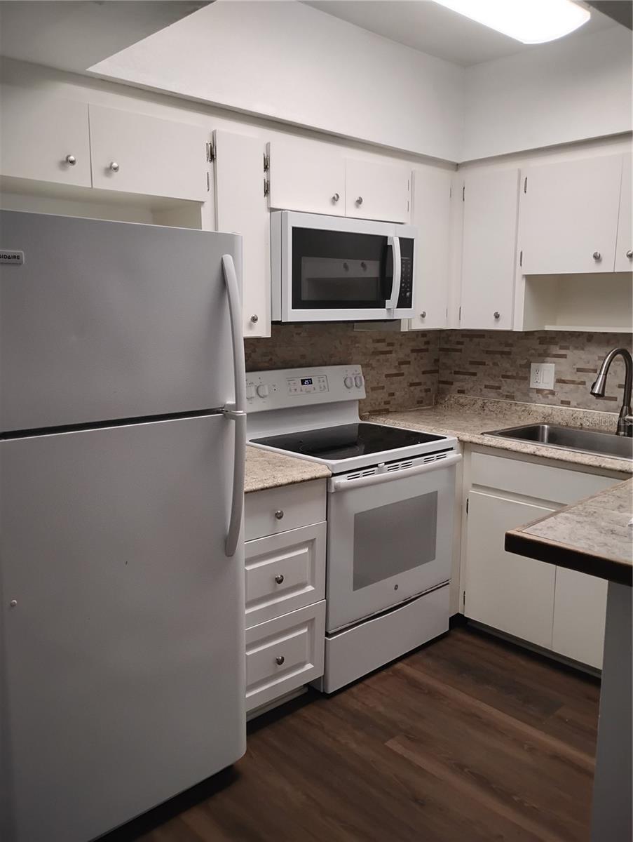 116 SW JEFFERSON CIR N #4 — photo 3