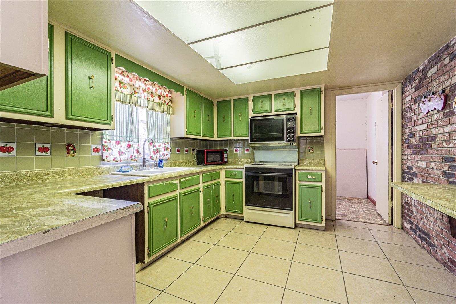 3902 AUTUMN PALM DR — photo 28