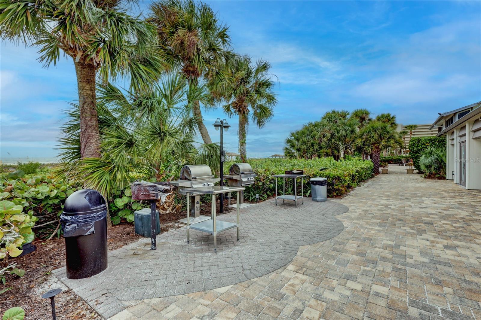 1141 W PEPPERTREE DR #1141 — photo 41