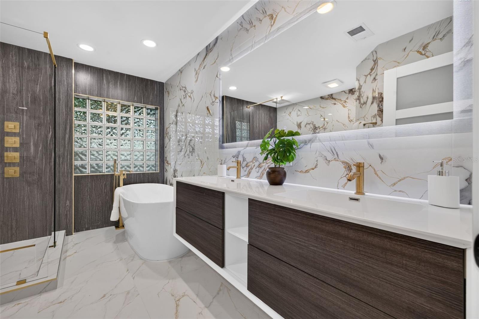219 MIRAMAR BLVD NE — photo 24