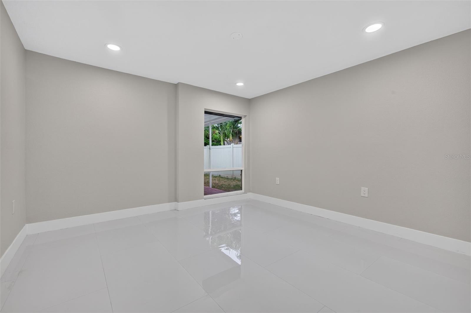 219 MIRAMAR BLVD NE — photo 31