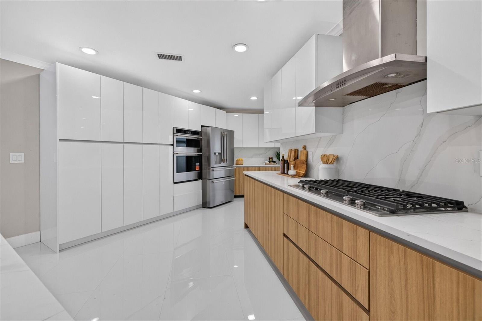 219 MIRAMAR BLVD NE — photo 9