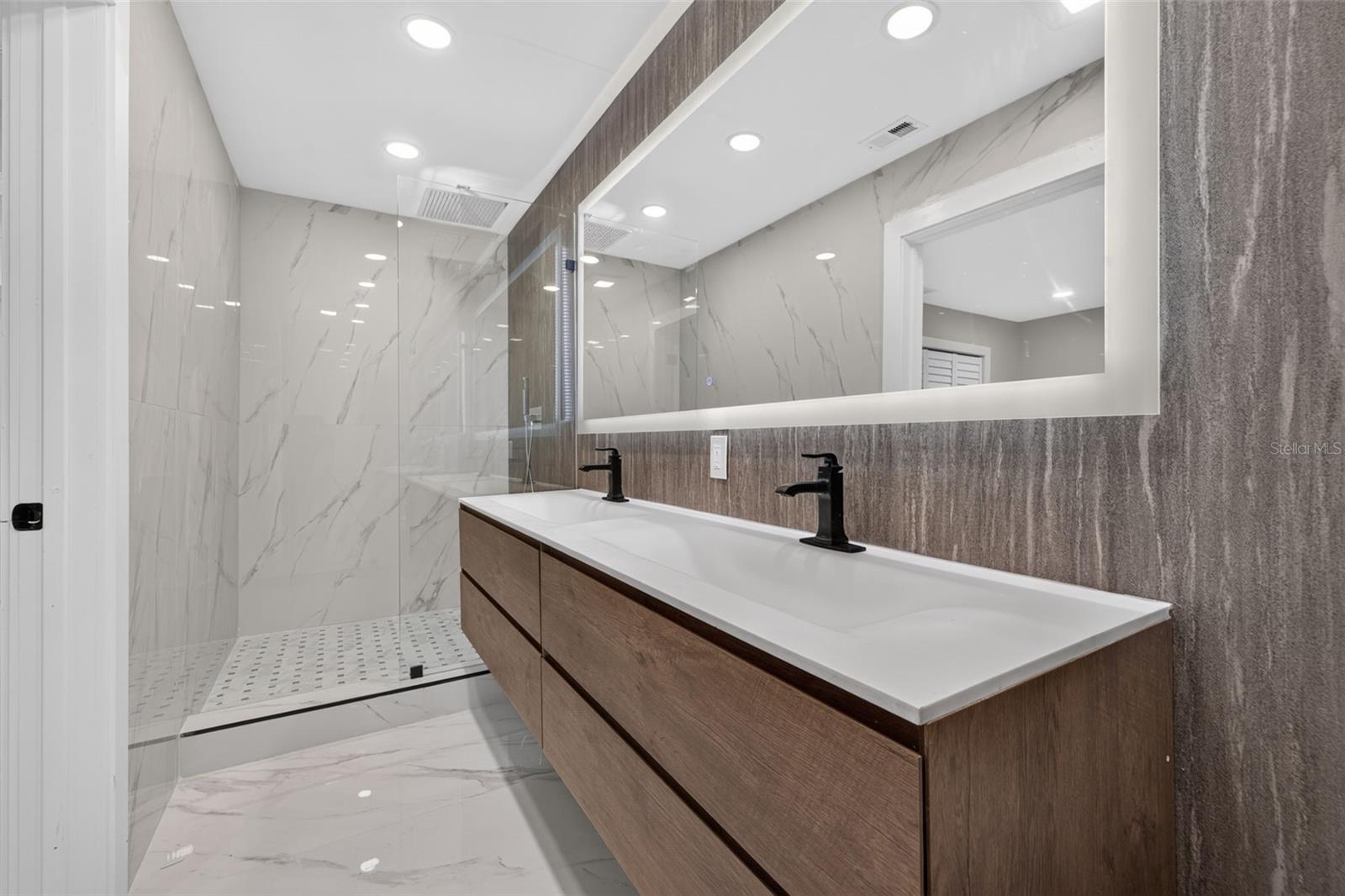 219 MIRAMAR BLVD NE — photo 32