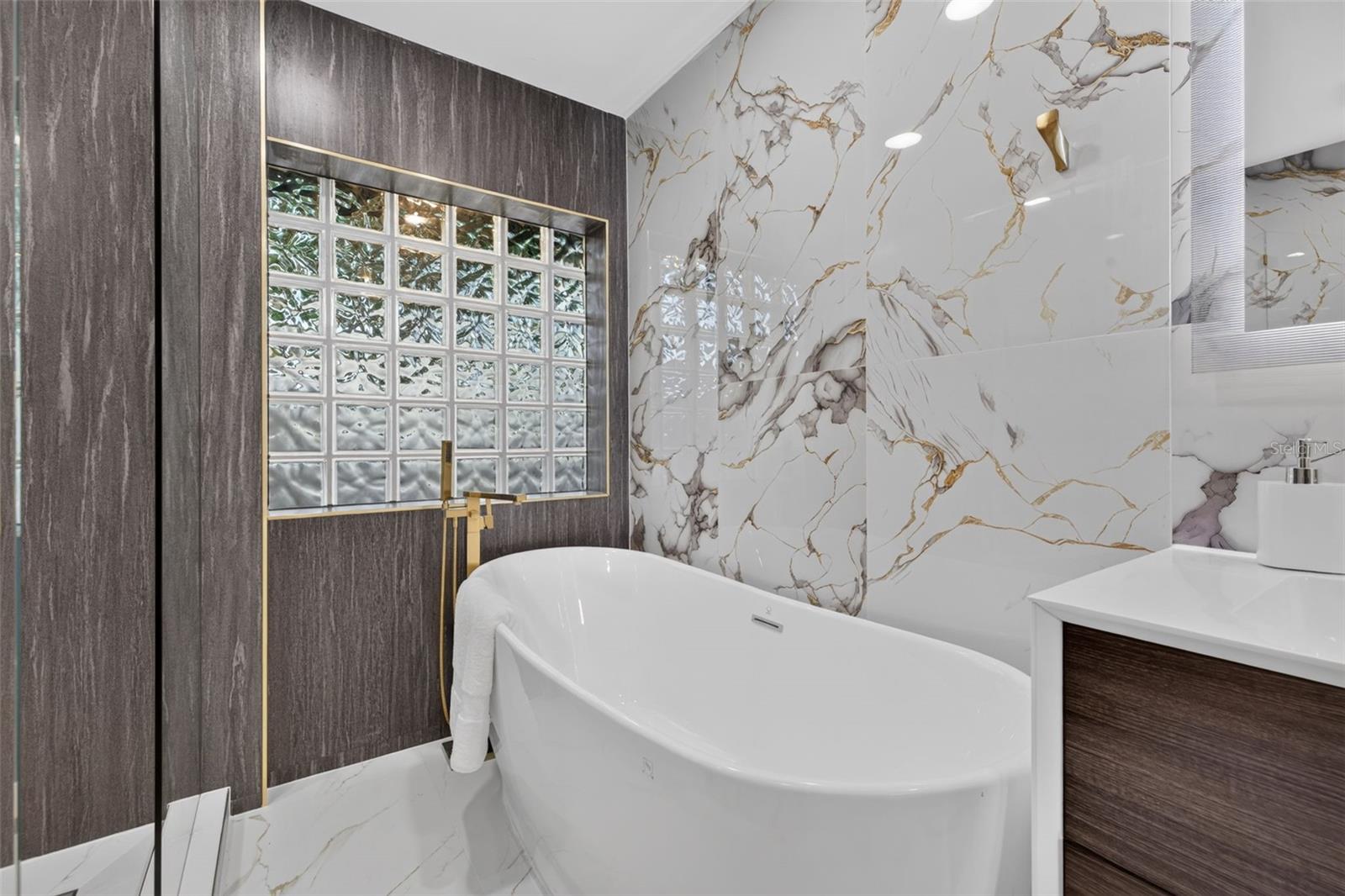 219 MIRAMAR BLVD NE — photo 25