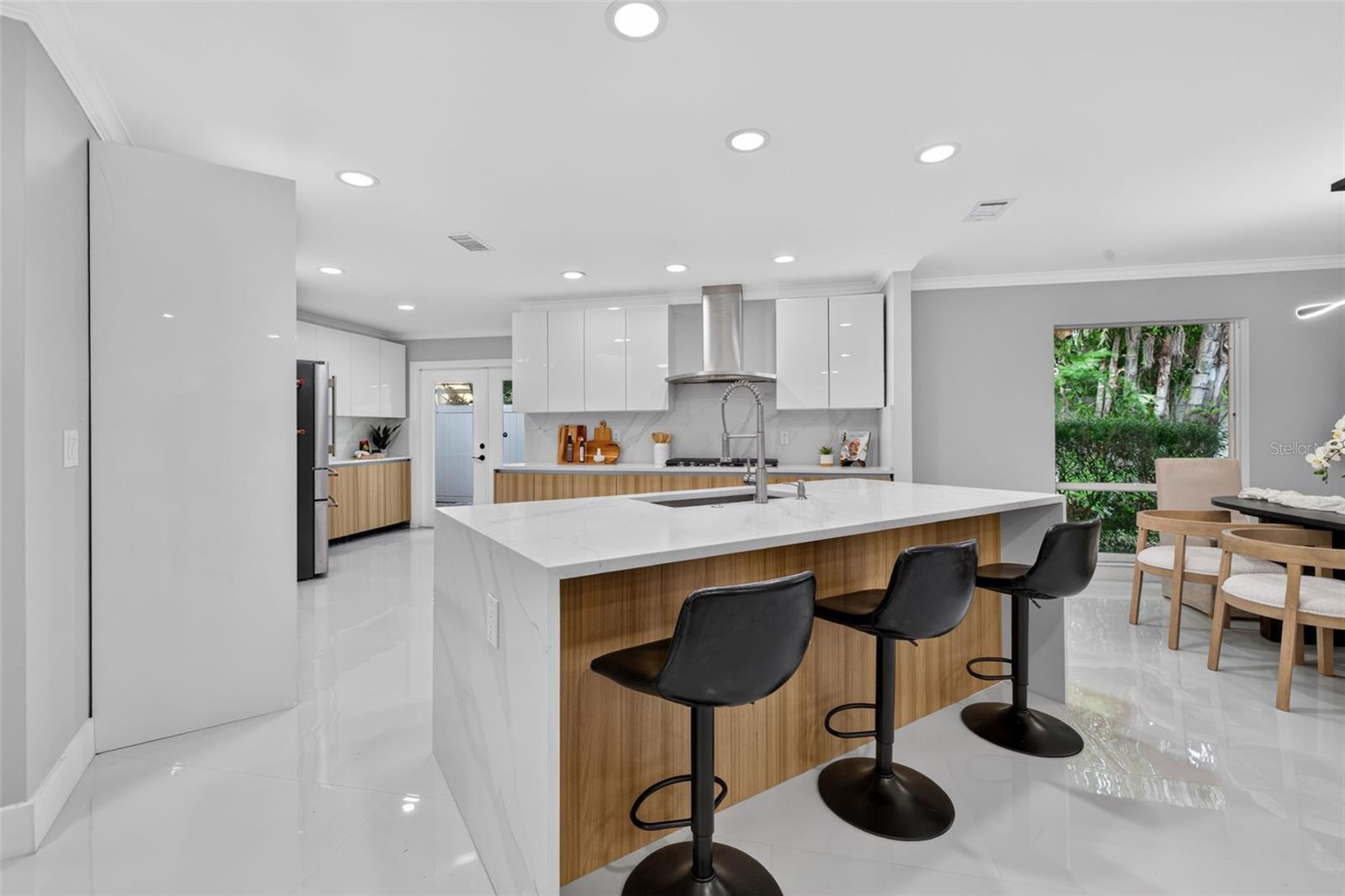 219 MIRAMAR BLVD NE — photo 6