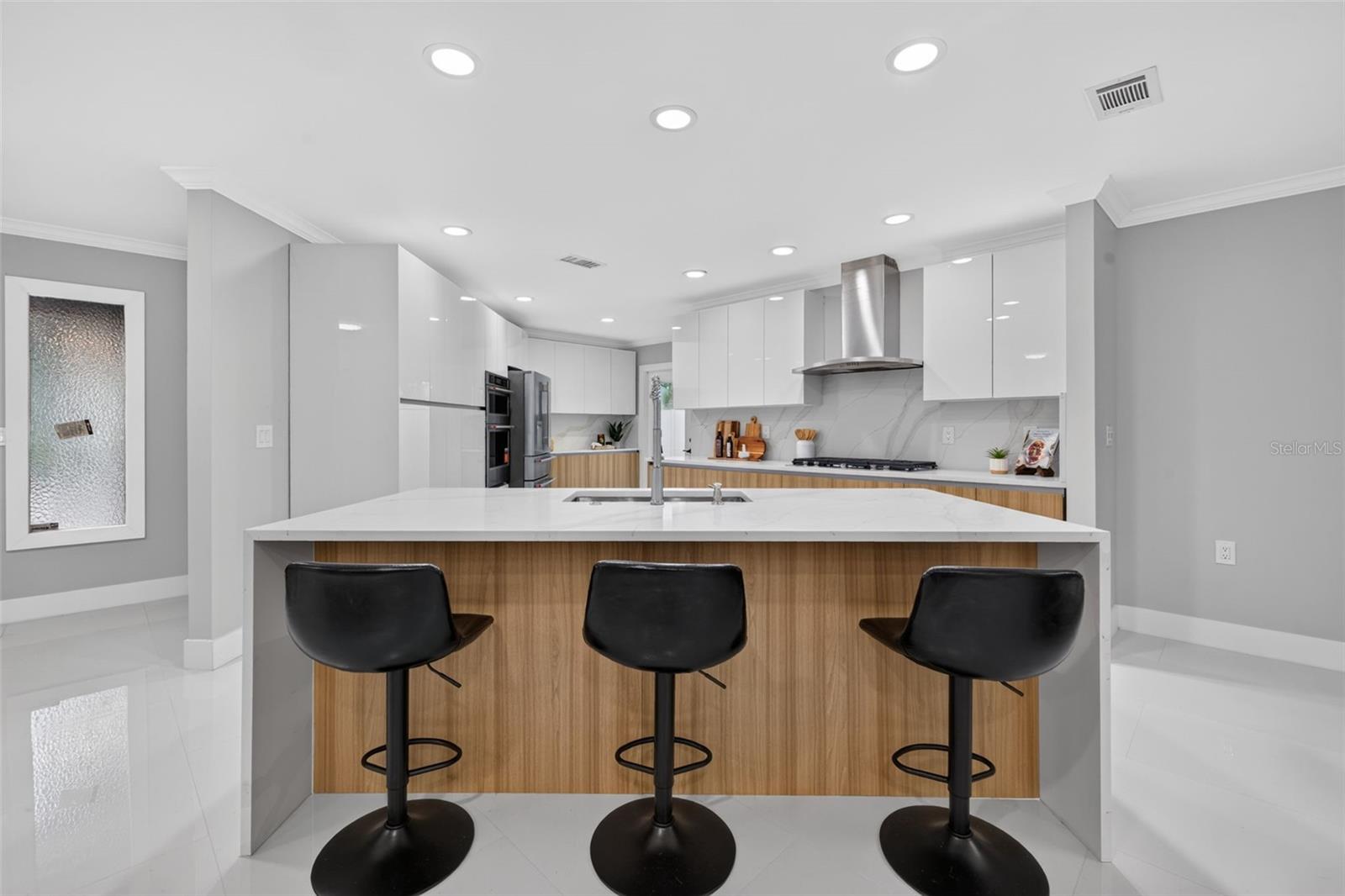 219 MIRAMAR BLVD NE — photo 8