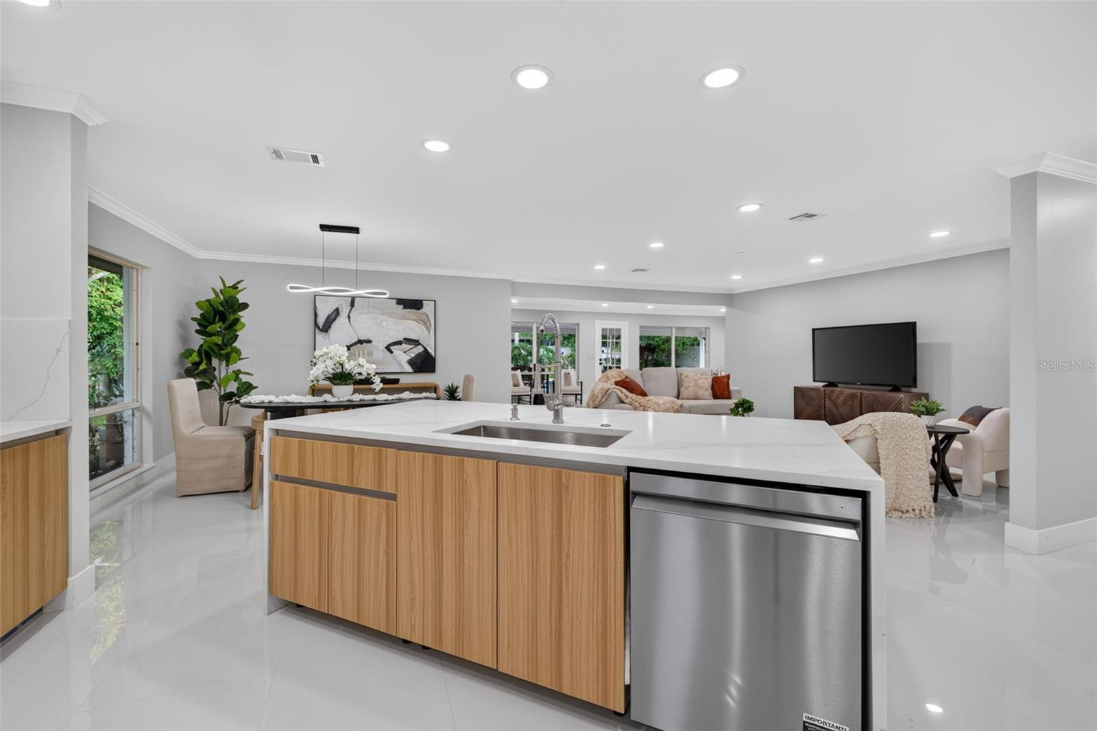 219 MIRAMAR BLVD NE — photo 10