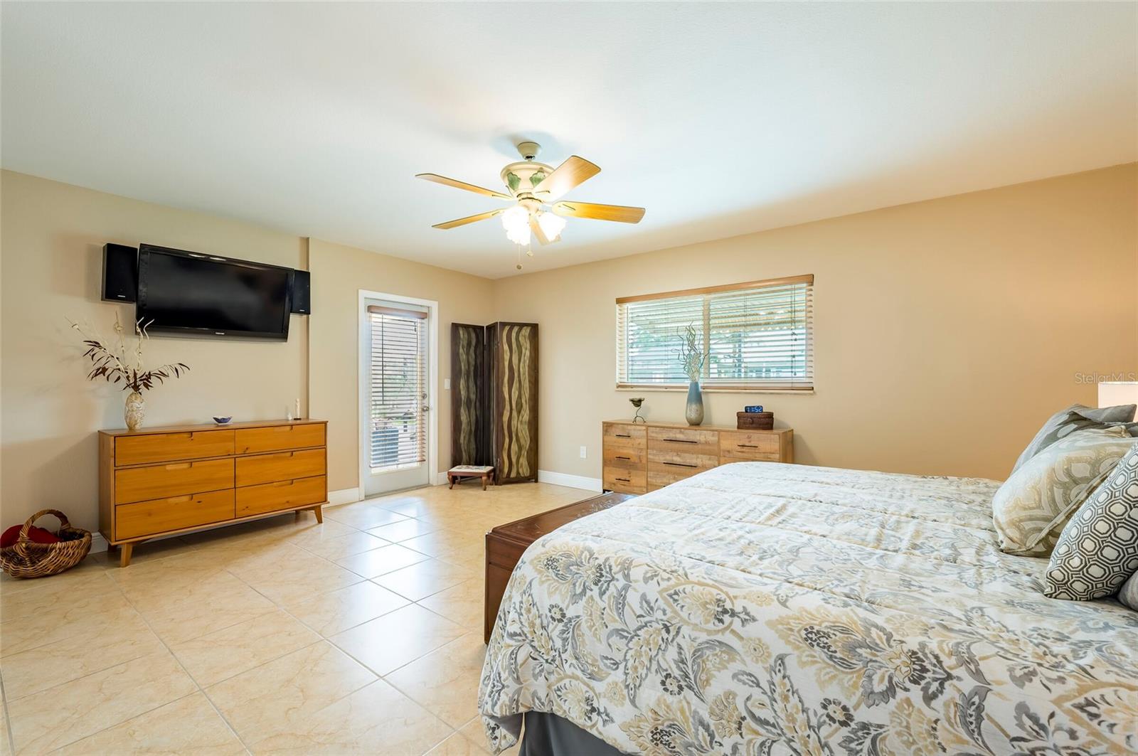 541 CRYSTAL DR — photo 22