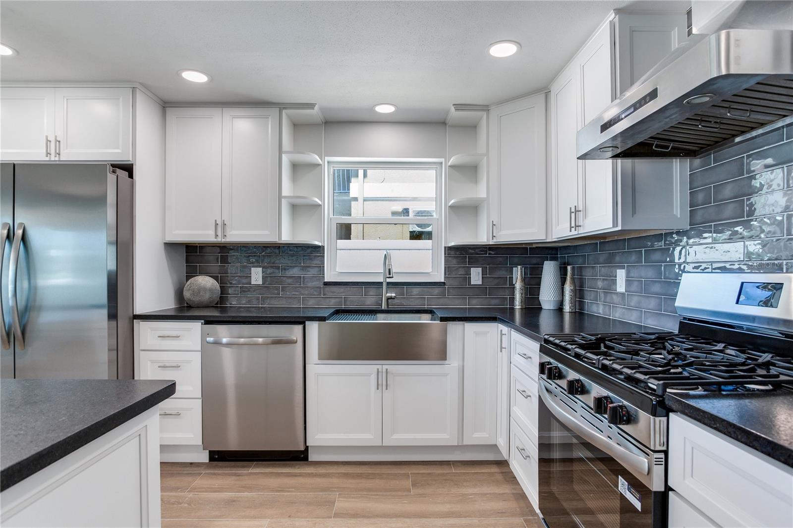 16458 REDINGTON DR — photo 14