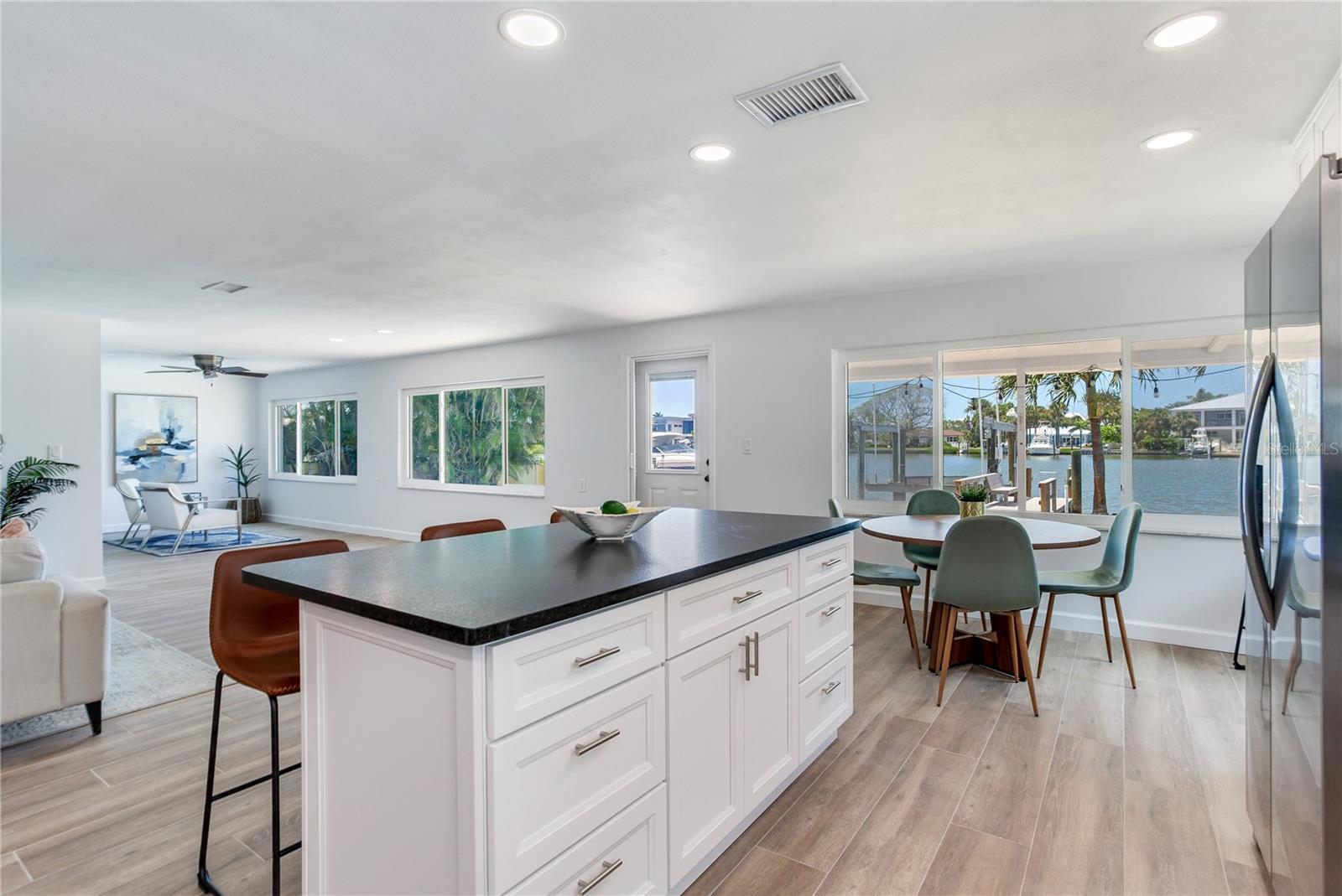 16458 REDINGTON DR — photo 15