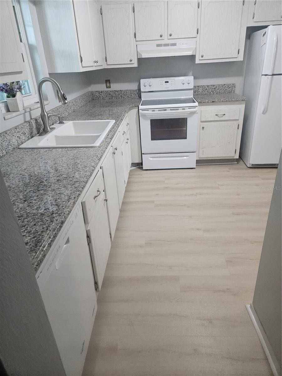 1706 BELLEAIR FOREST DR #310 — photo 2