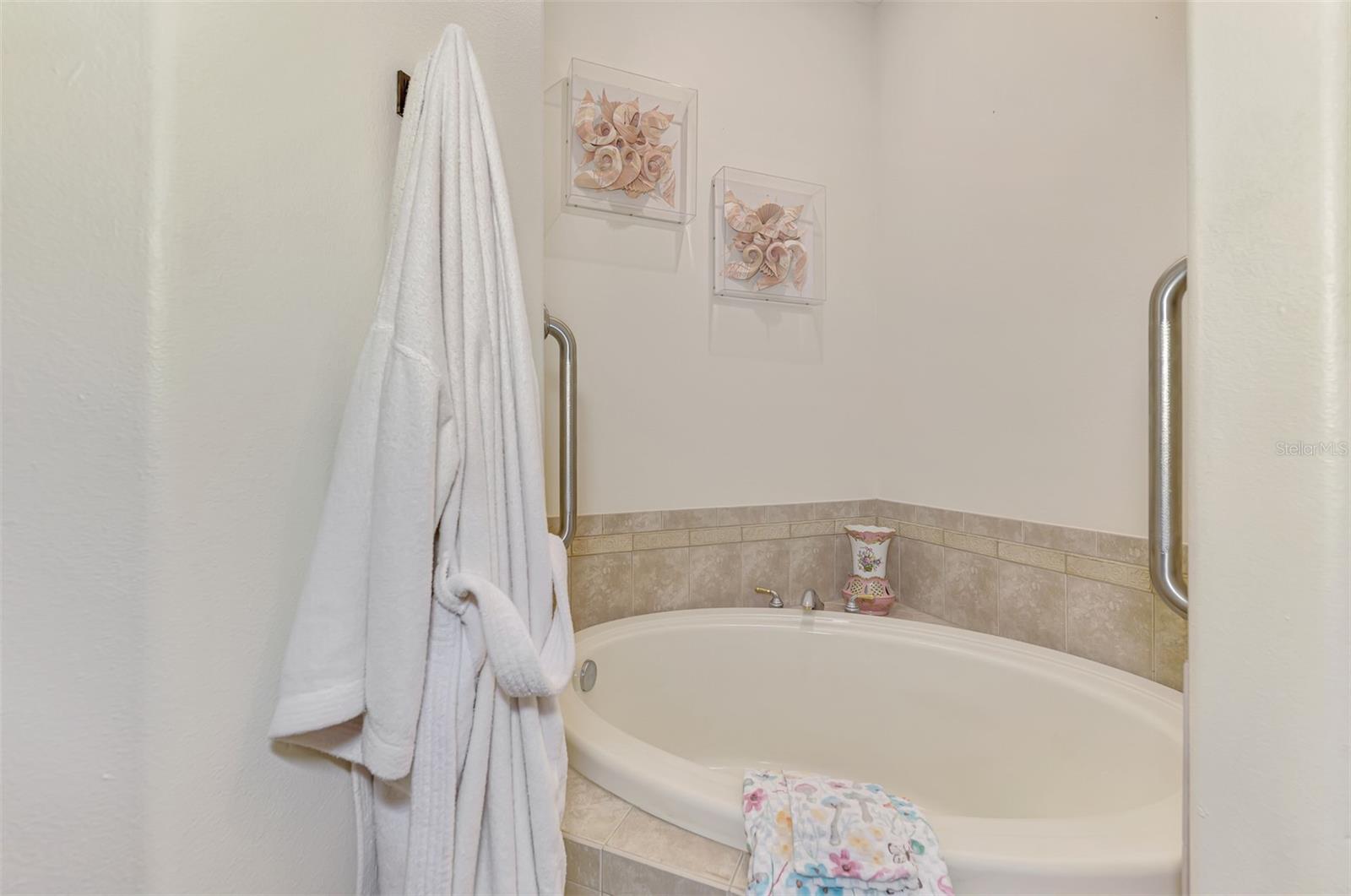 107 WAYFOREST DR — photo 40