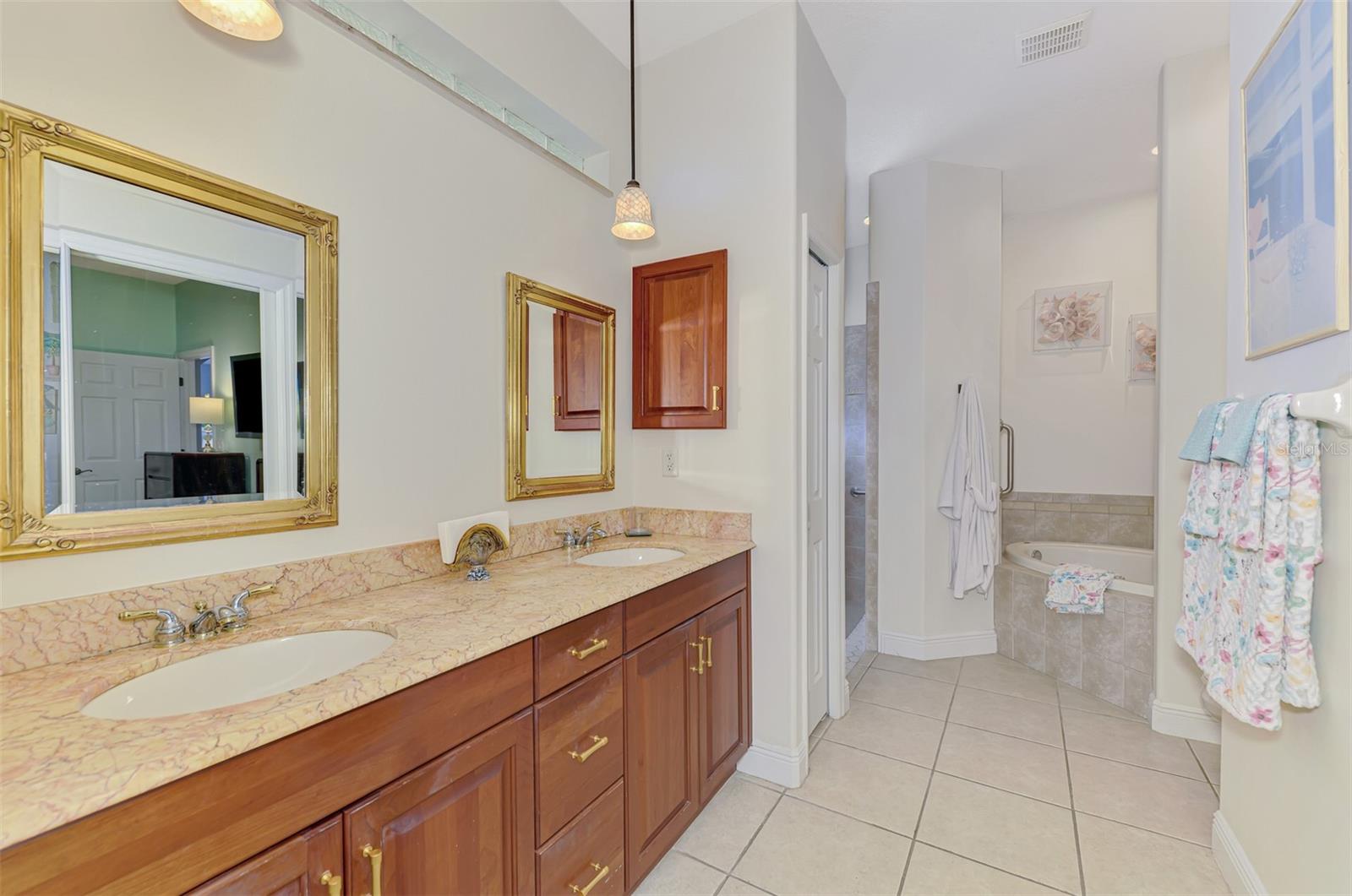 107 WAYFOREST DR — photo 39