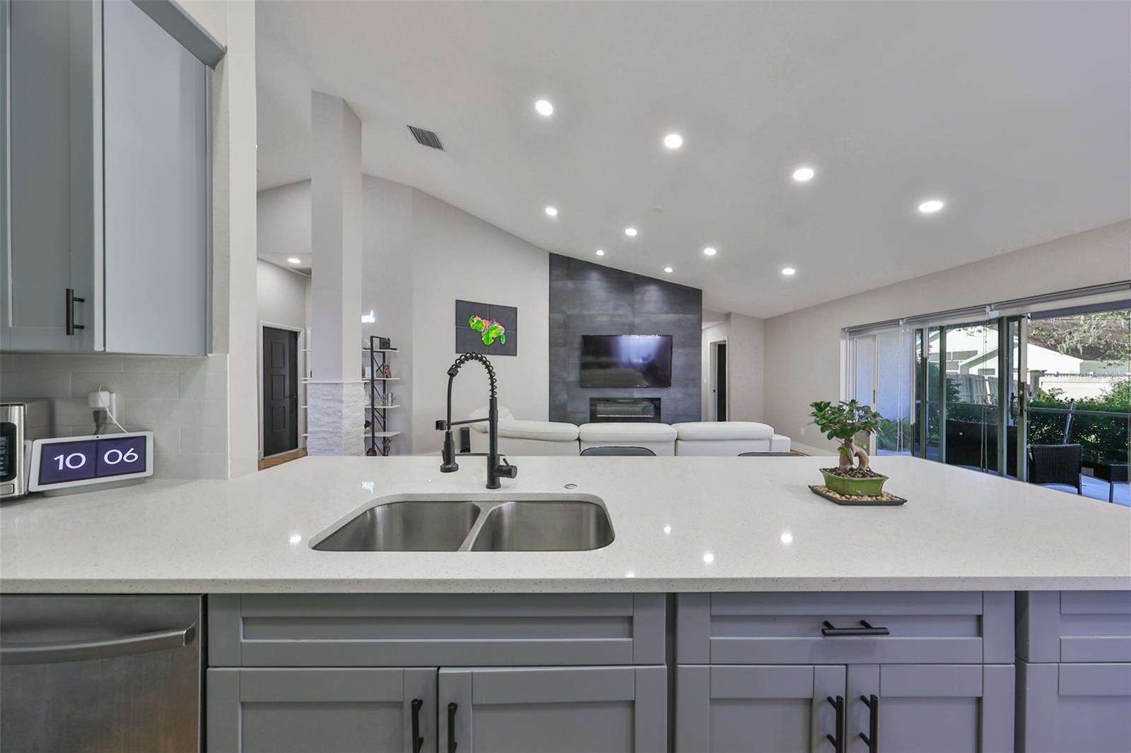 9309 HAMPSHIRE PARK DR — photo 17