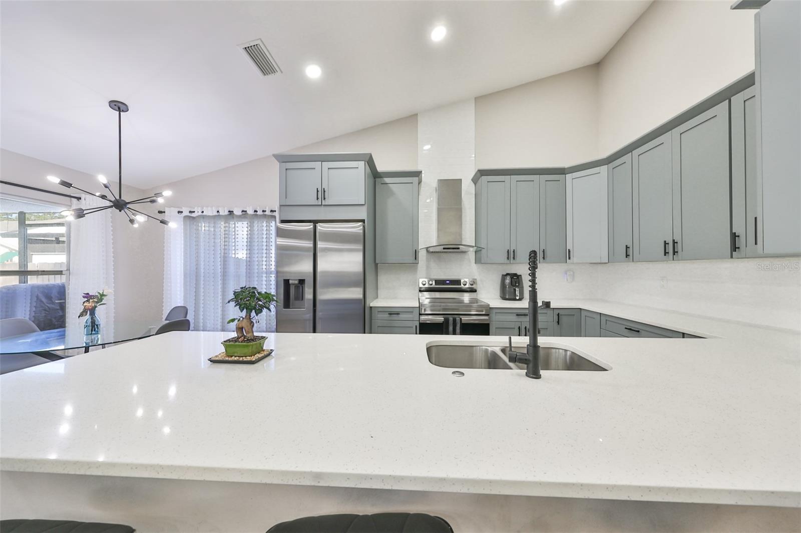 9309 HAMPSHIRE PARK DR — photo 18