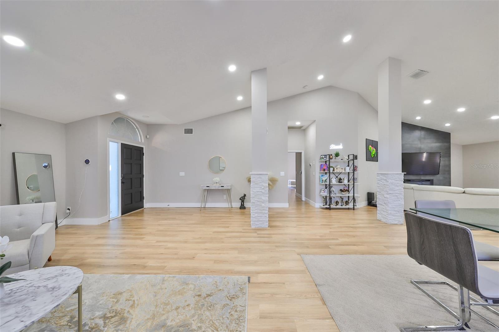 9309 HAMPSHIRE PARK DR — photo 8