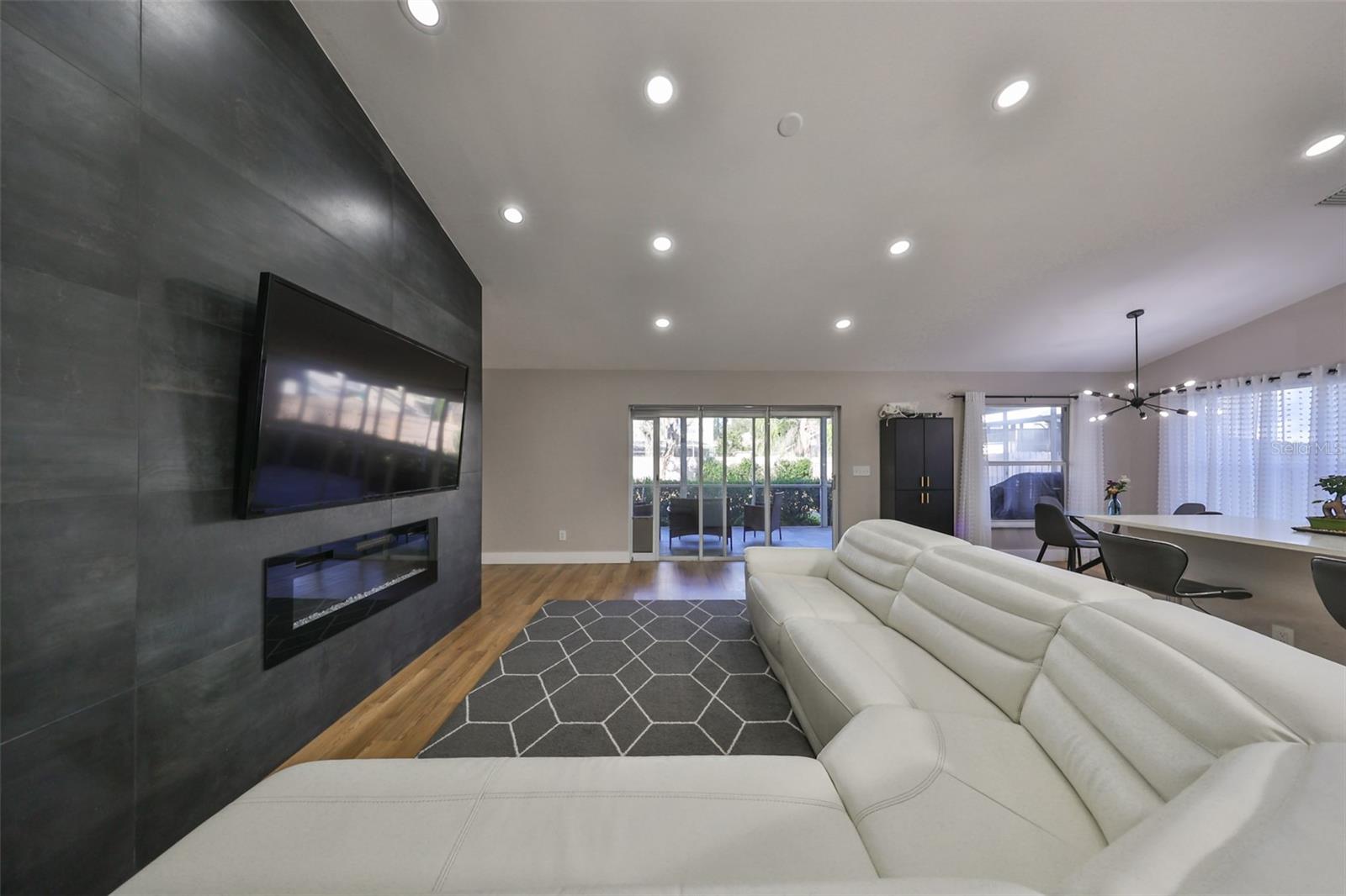 9309 HAMPSHIRE PARK DR — photo 12