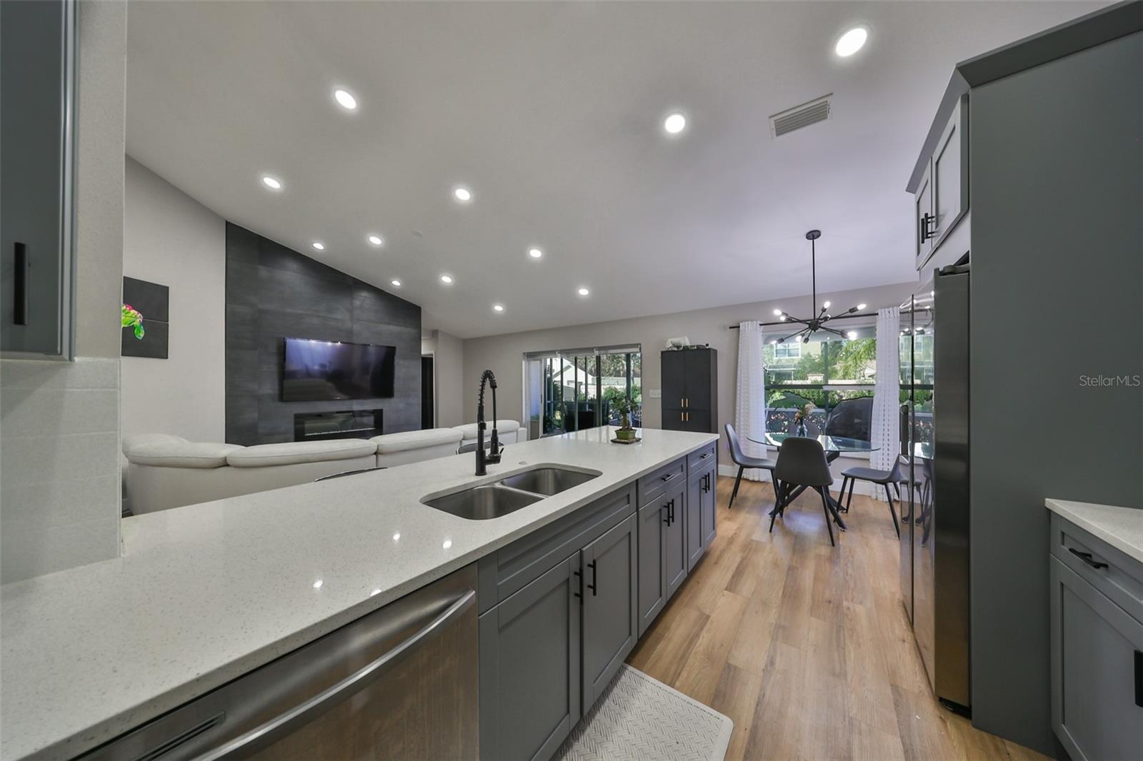 9309 HAMPSHIRE PARK DR — photo 19