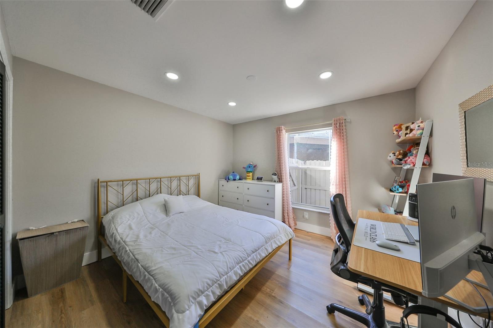 9309 HAMPSHIRE PARK DR — photo 33
