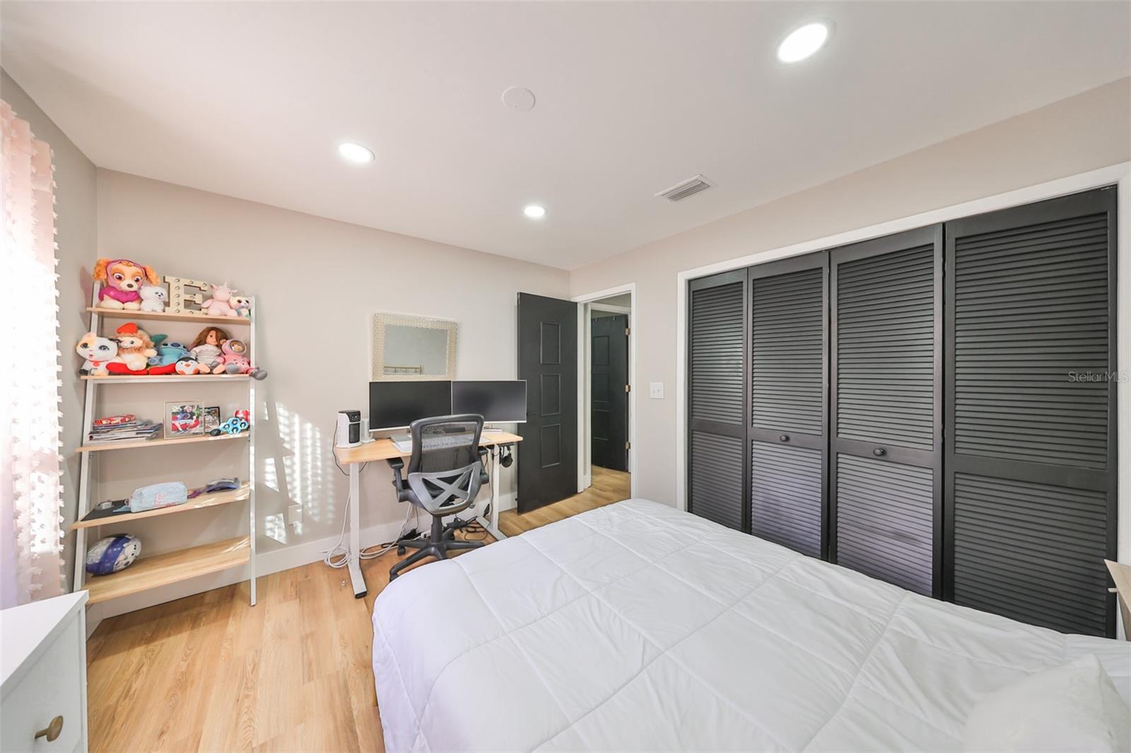 9309 HAMPSHIRE PARK DR — photo 28