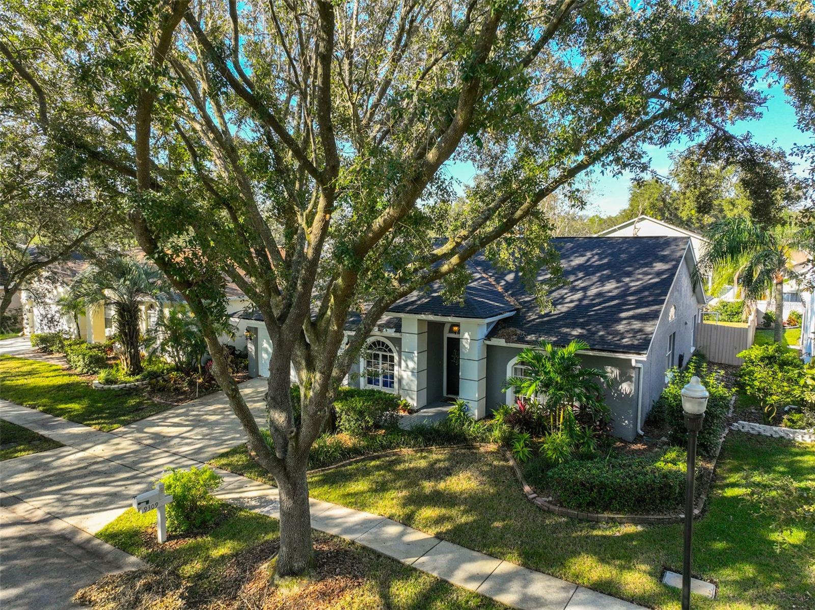 9309 HAMPSHIRE PARK DR — photo 2