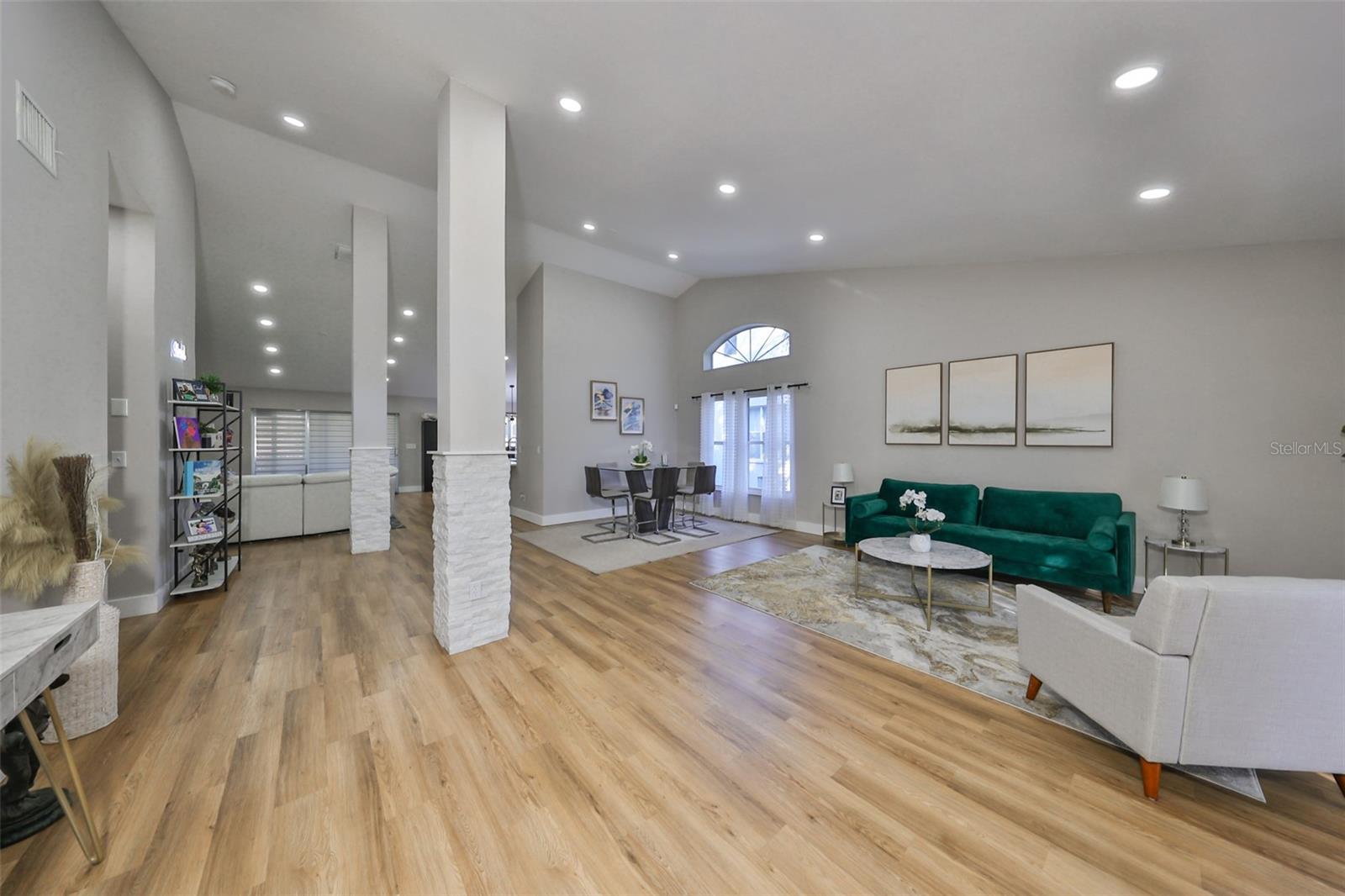 9309 HAMPSHIRE PARK DR — photo 4