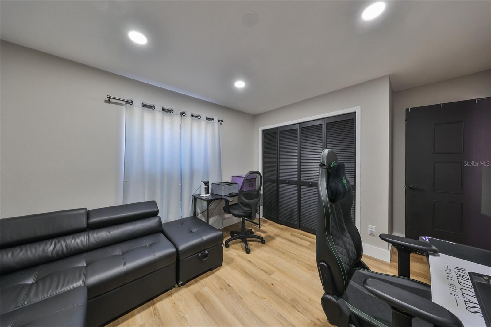 9309 HAMPSHIRE PARK DR — photo 32
