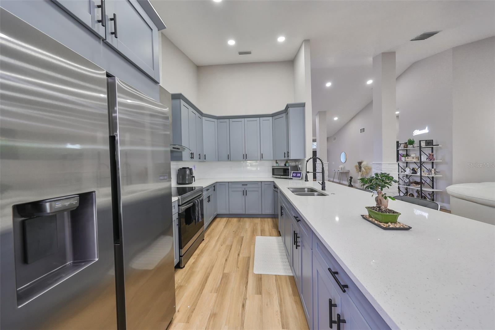 9309 HAMPSHIRE PARK DR — photo 16