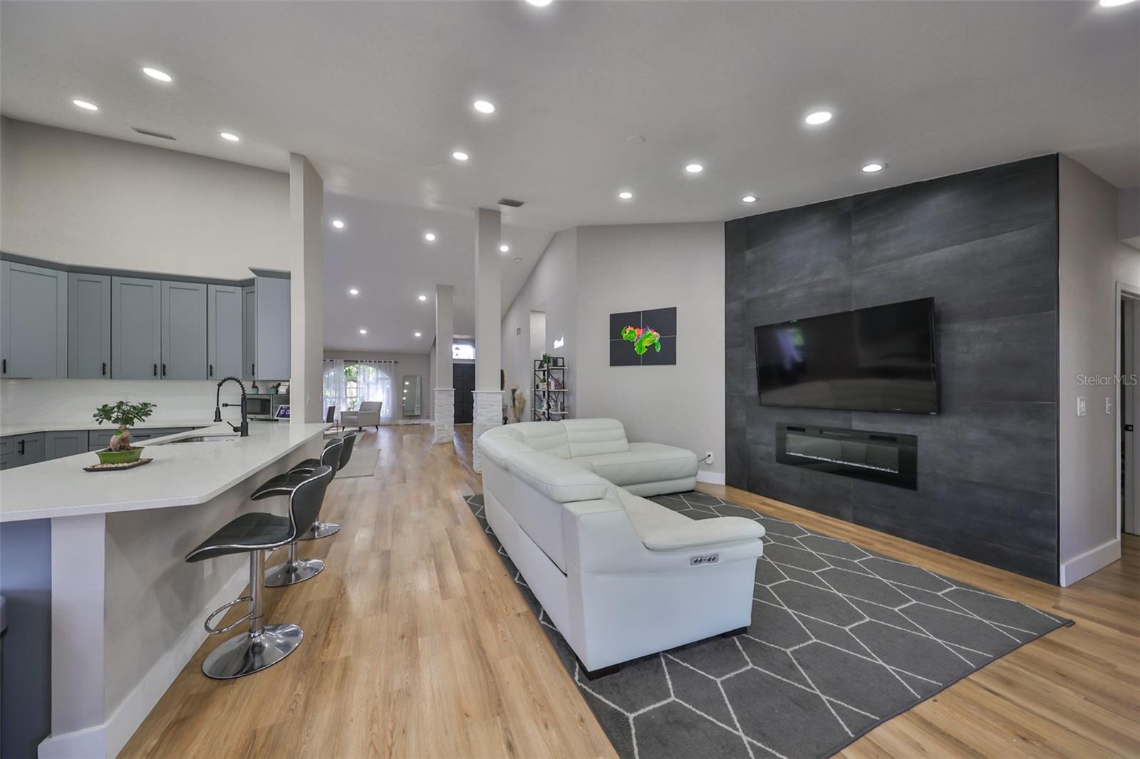 9309 HAMPSHIRE PARK DR — photo 13