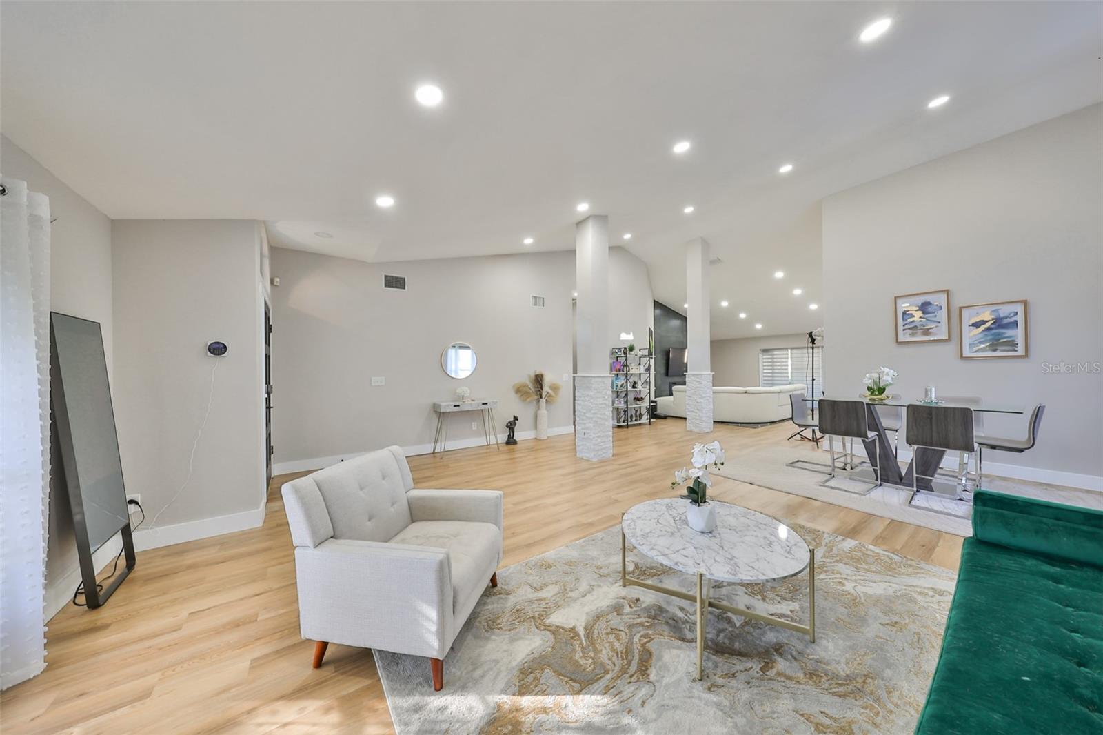 9309 HAMPSHIRE PARK DR — photo 9