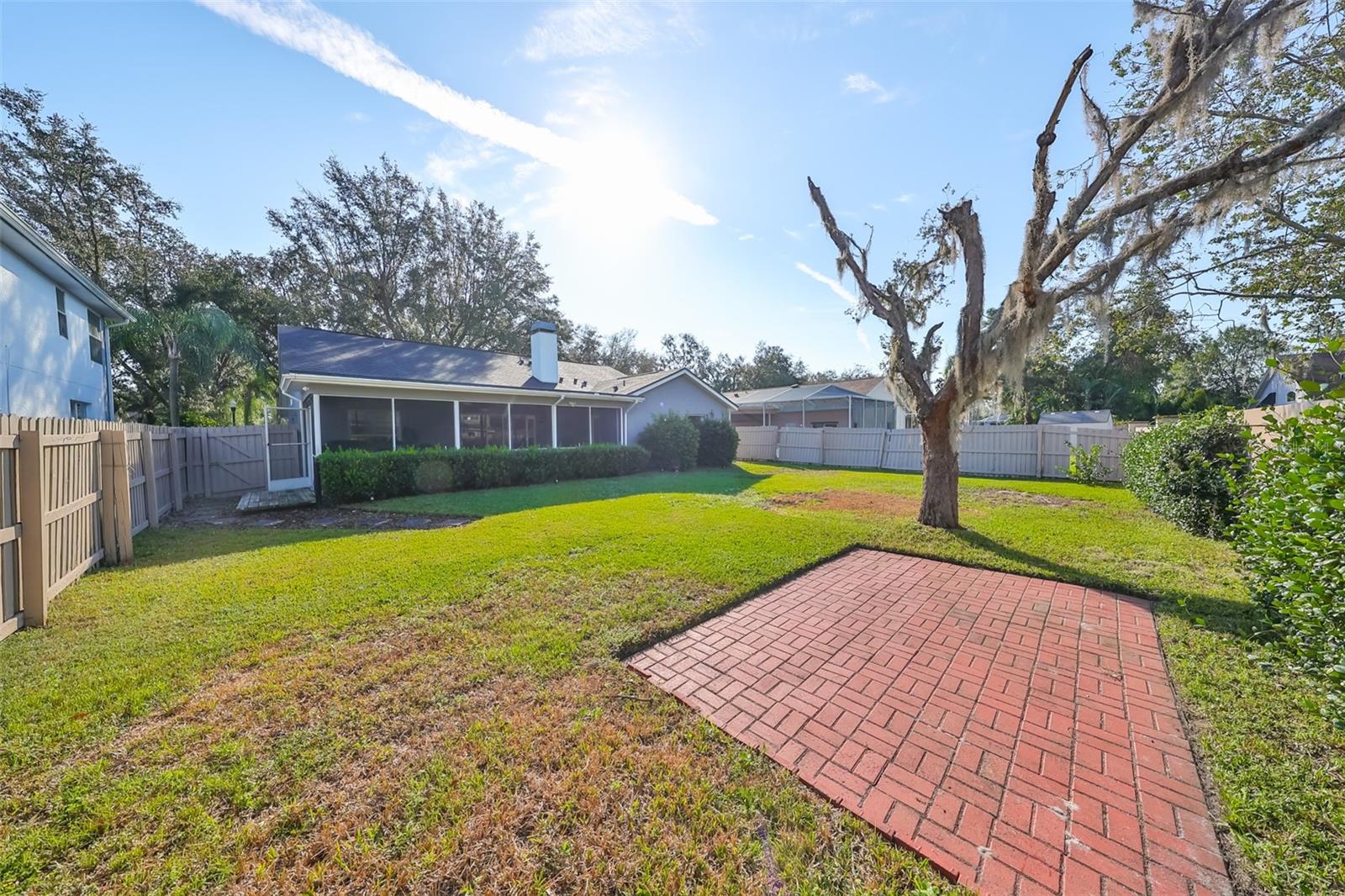 9309 HAMPSHIRE PARK DR — photo 38