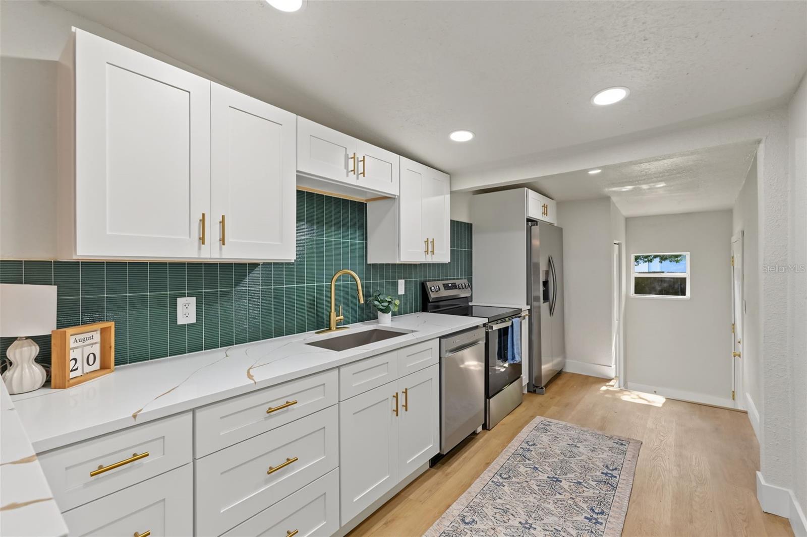 8713 N EDISON AVE — photo 9