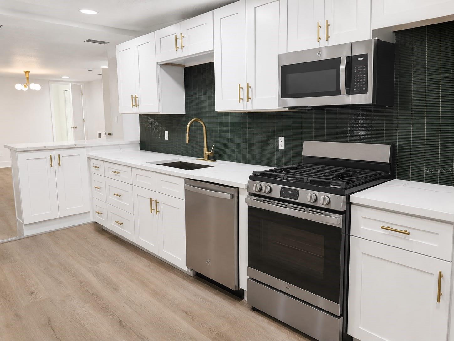 8713 N EDISON AVE — photo 11