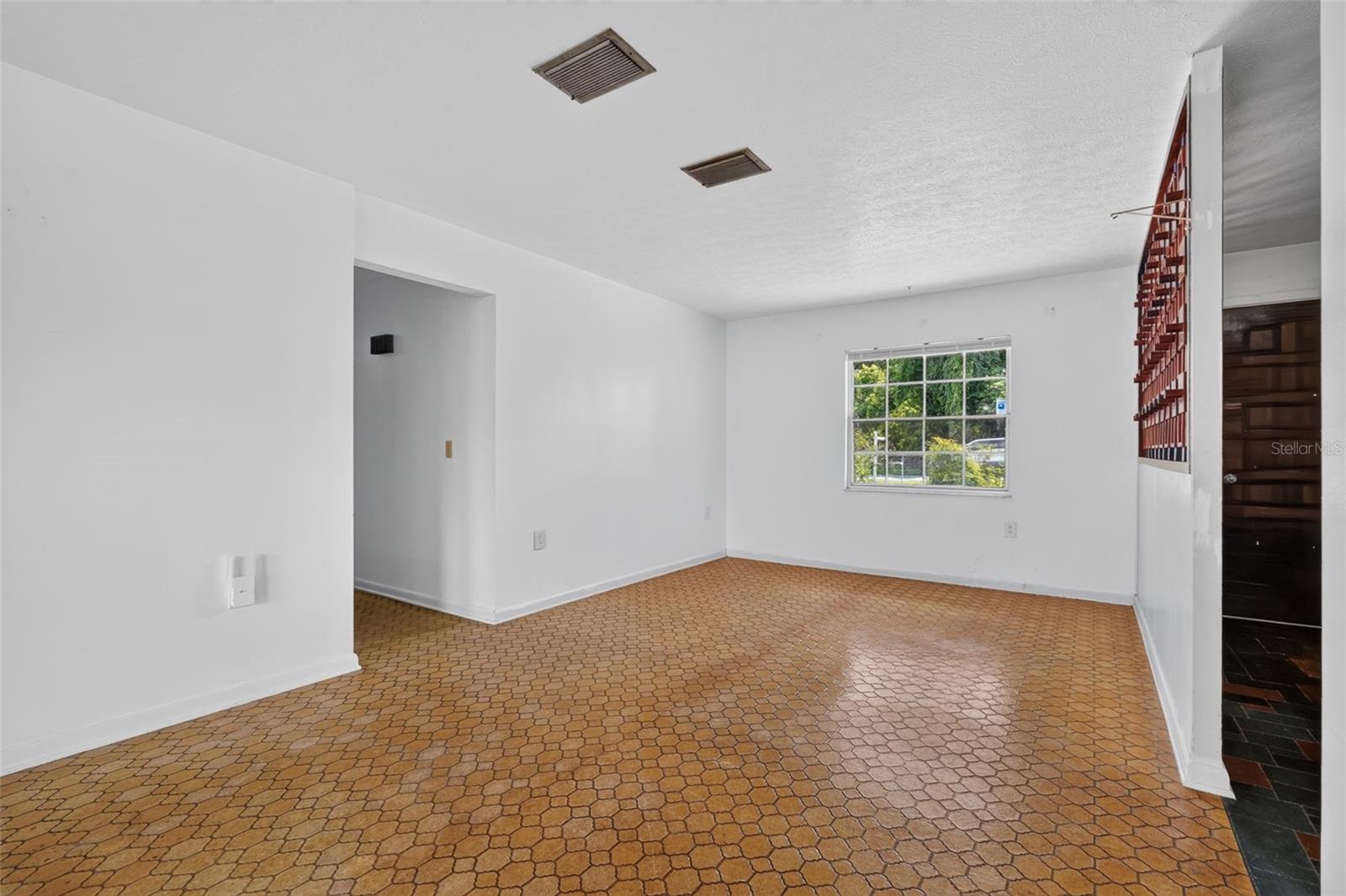601 WINHAM ST — photo 6